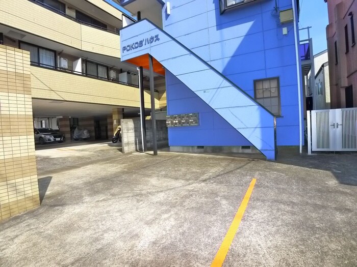 物件外観写真4　(駐車場)