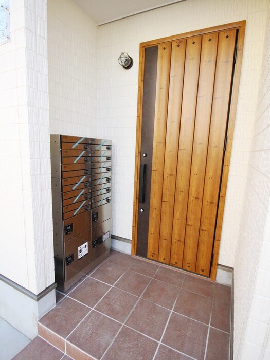 物件外観写真3　(エントランス部分)