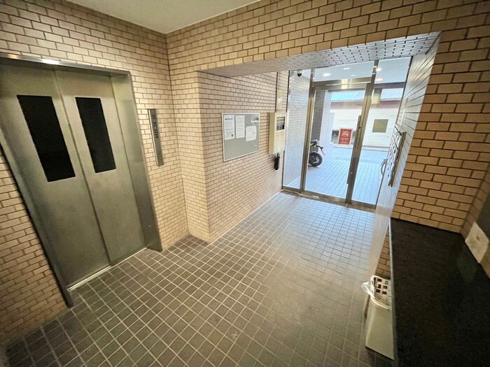 物件外観写真3　(エントランス部分)