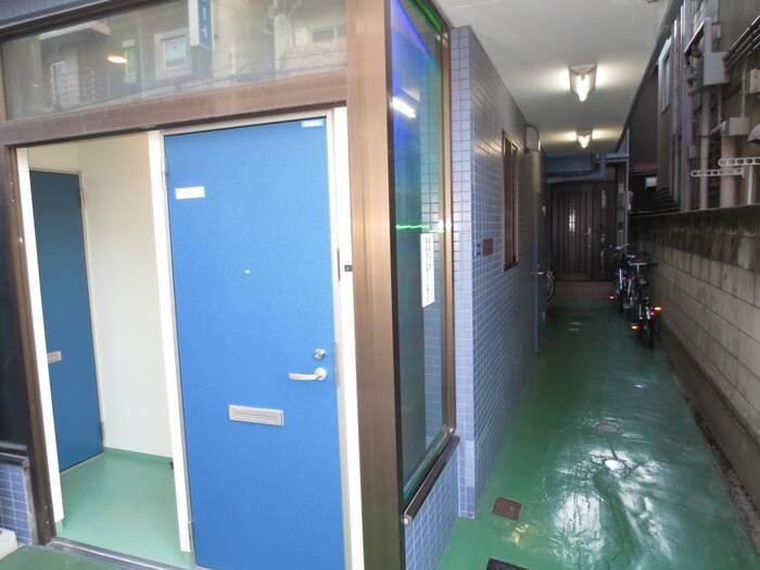 物件外観写真3　(エントランス部分)