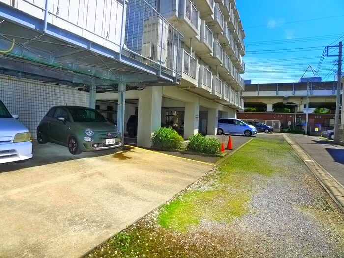 ビューパレー市川の駐車場