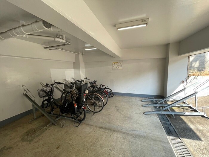物件外観写真3　(駐輪場)