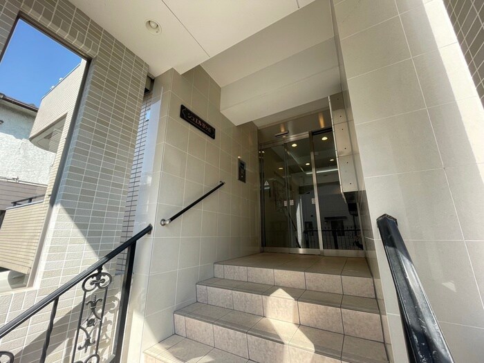 物件外観写真5　(エントランス部分)