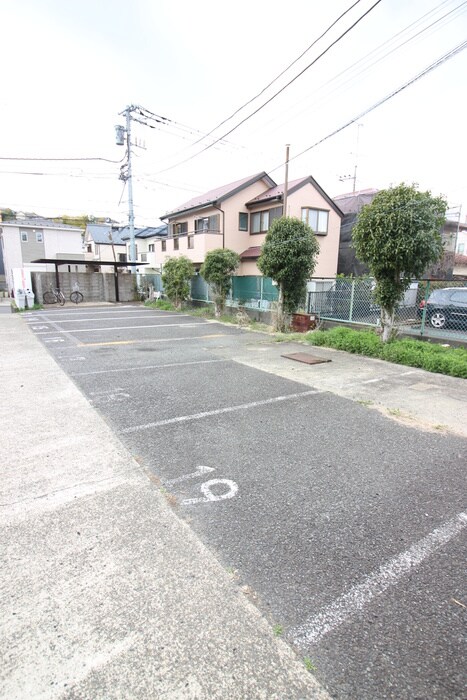 物件外観写真2　(駐車場)