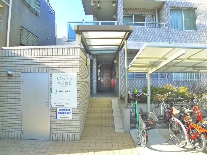 物件外観写真2　(エントランス部分)