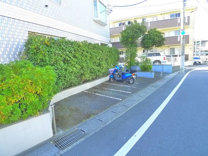 物件外観写真5　(バイク置き場)