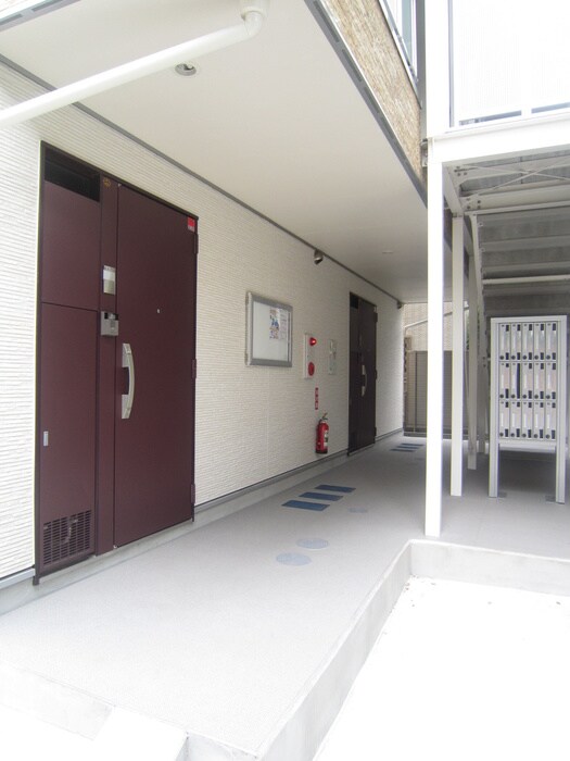 物件外観写真3　(エントランス部分)