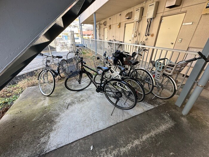 物件外観写真4　(駐輪場)