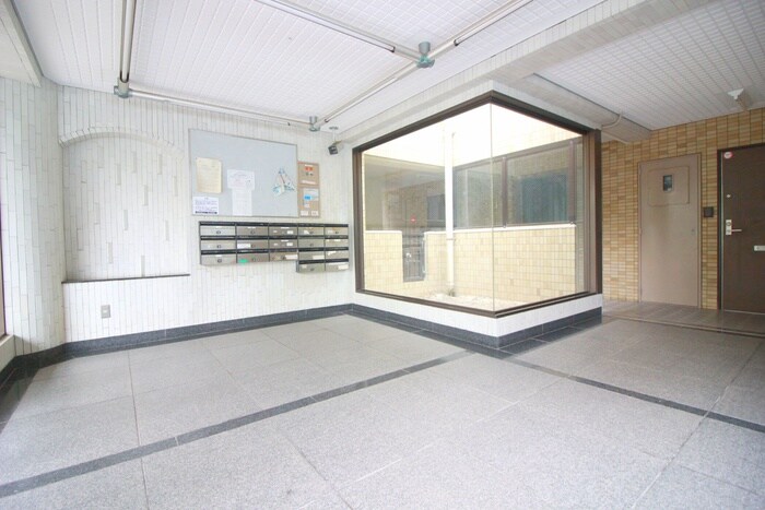 物件外観写真5　(エントランス部分)