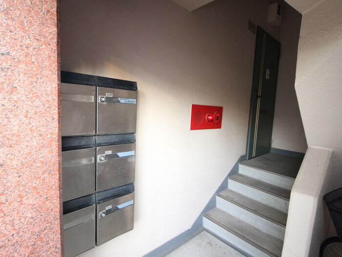 物件外観写真4　(エントランス部分)