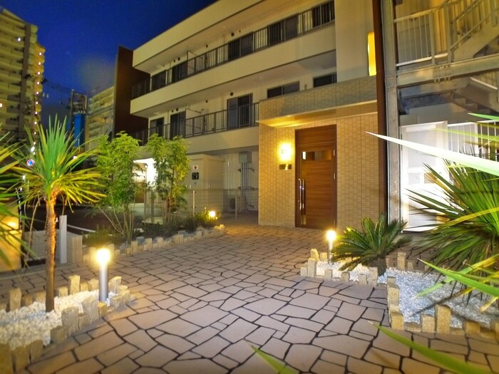 物件外観写真2　(エントランス部分)