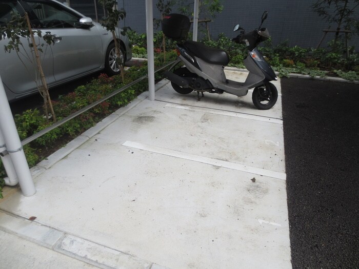 物件外観写真5　(バイク置き場)