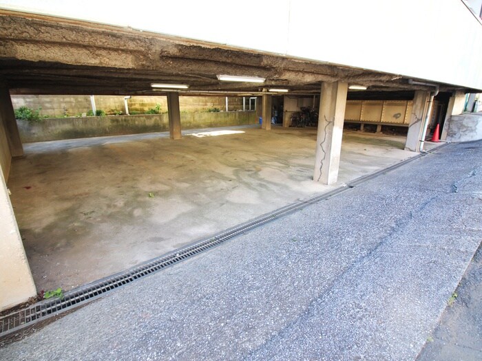 物件外観写真4　(駐車場)