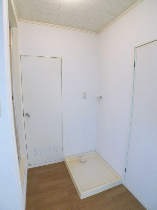 物件内観写真13　(洗濯機置場)