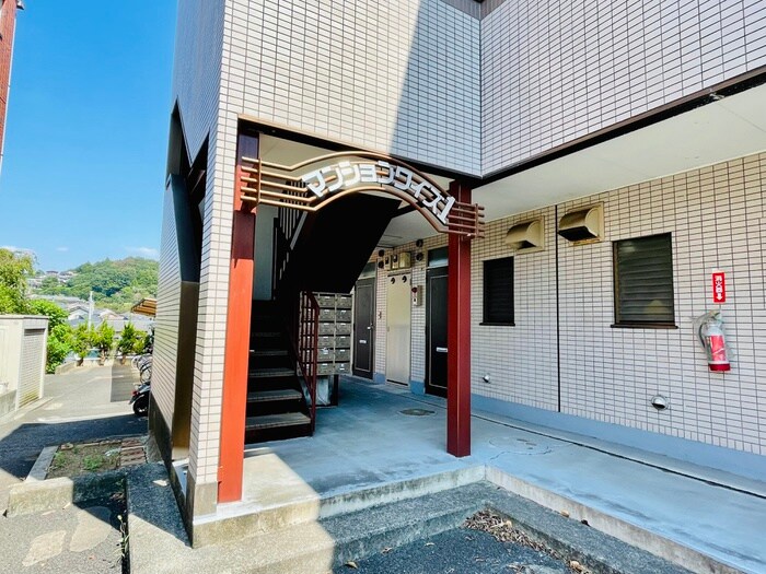 物件外観写真2　(エントランス部分)