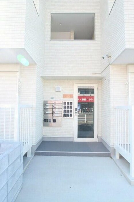 物件外観写真3　(エントランス部分)