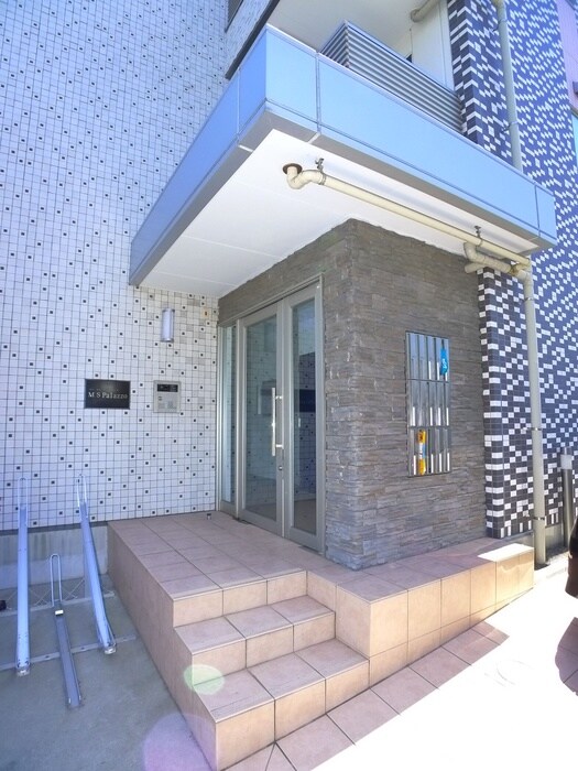 物件外観写真4　(エントランス部分)