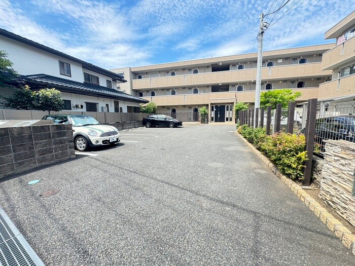 物件外観写真2　(駐車場)