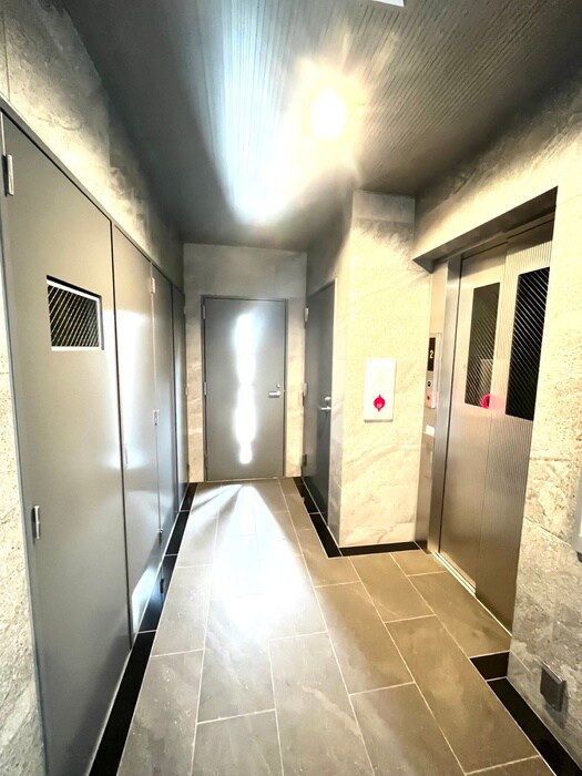 物件外観写真4　(エントランス部分)