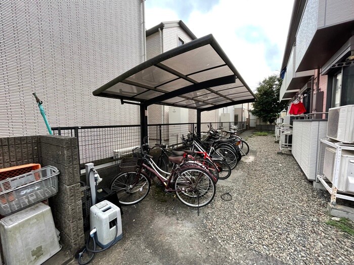 物件外観写真4　(駐輪場)