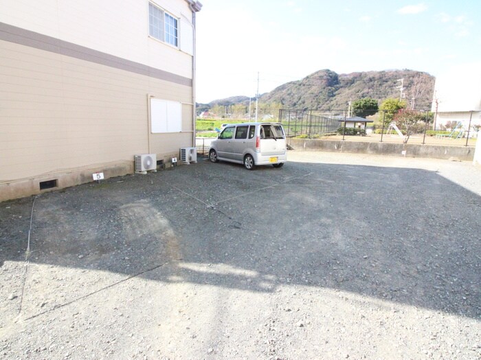 物件外観写真4　(駐車場)