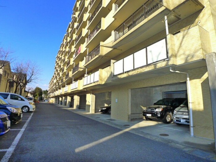 市川東レジデンスの駐車場