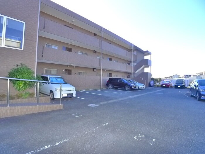物件外観写真6　(駐車場)