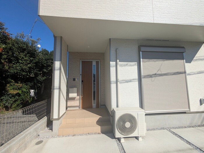 物件外観写真3　(エントランス部分)