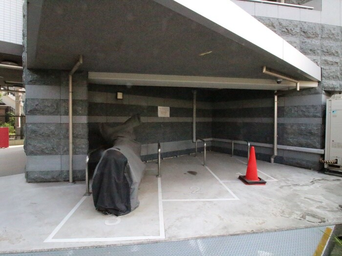 物件外観写真4　(バイク置き場)