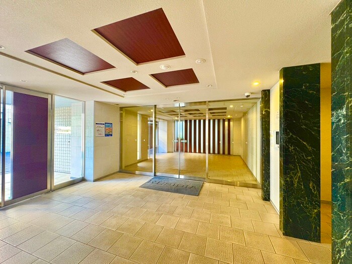 物件外観写真3　(エントランス部分)