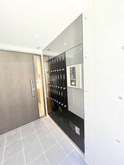 物件外観写真6　(エントランス部分)