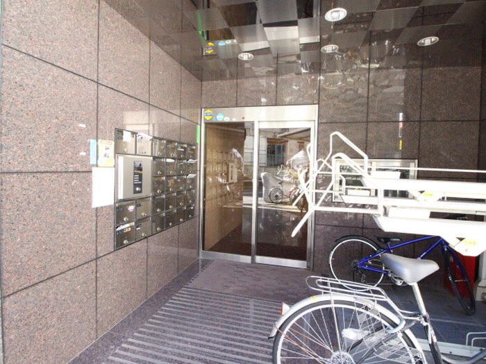 物件外観写真2　(エントランス部分)