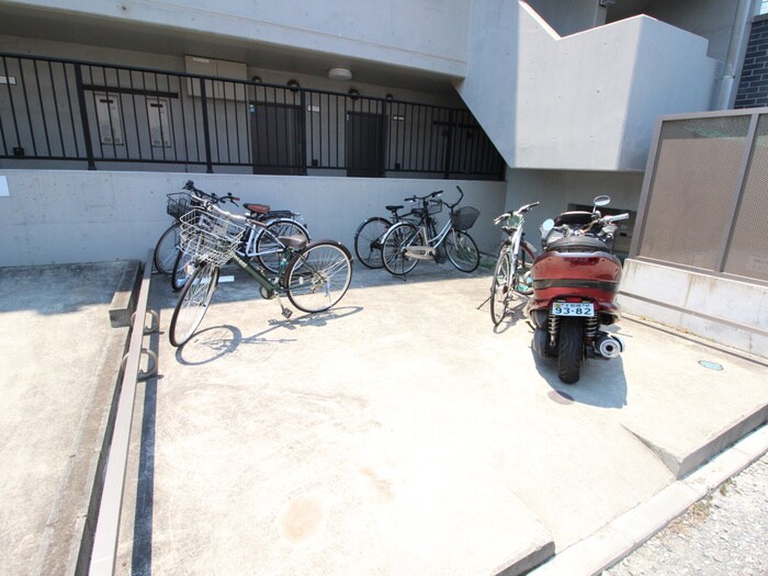 物件外観写真5　(駐輪場)