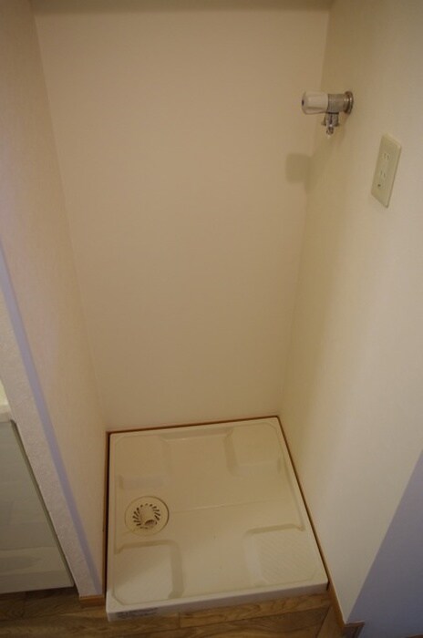 物件内観写真12　(洗濯機置場)