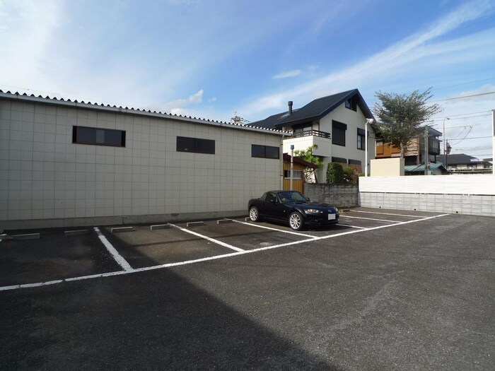 物件外観写真3　(駐車場)