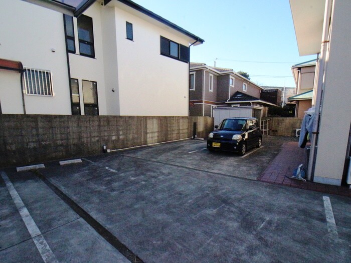 物件外観写真3　(駐車場)