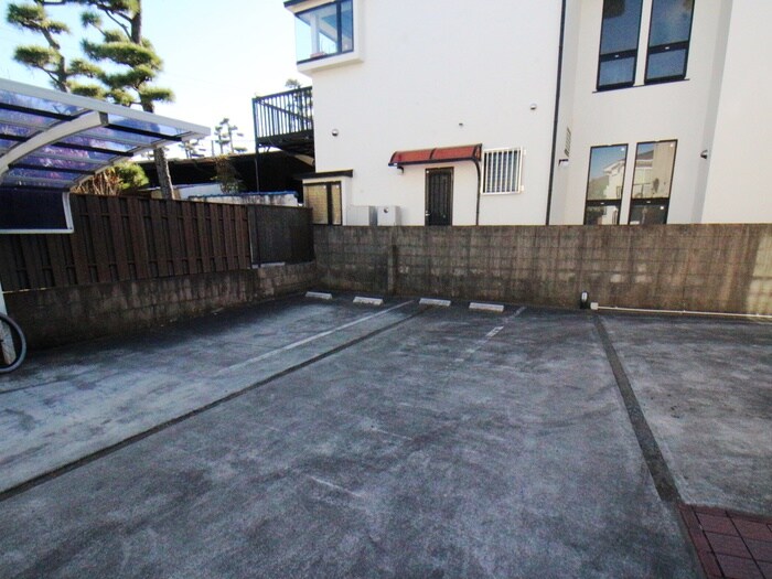 物件外観写真6　(駐車場)