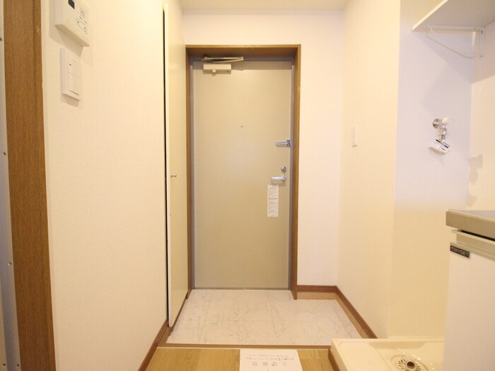 物件内観写真11　(玄関)
