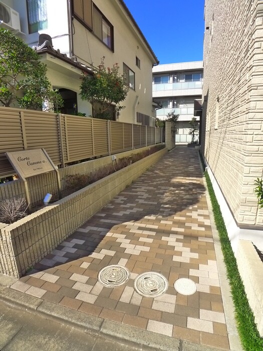 物件外観写真3　(エントランス部分)