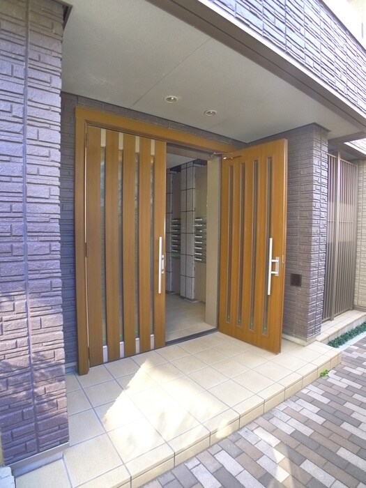 物件外観写真5　(エントランス部分)