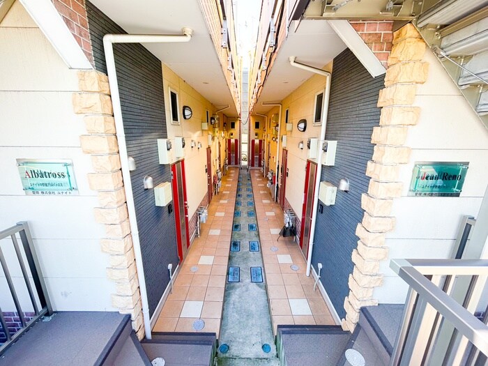 物件外観写真5　(エントランス部分)