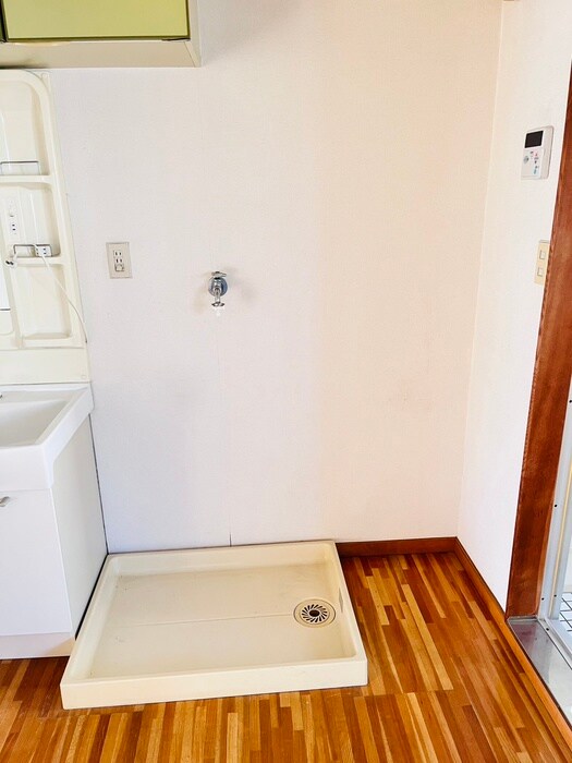 物件内観写真14　(洗濯機置場)