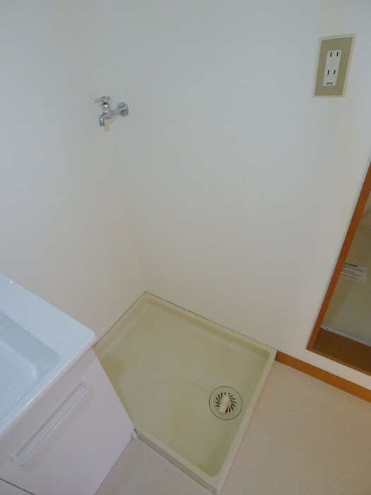 物件内観写真10　(洗濯機置場)