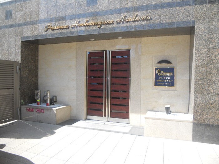 物件外観写真2　(エントランス部分)