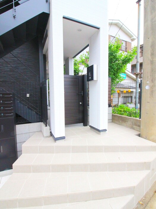 物件外観写真3　(エントランス部分)