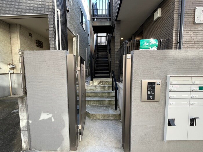 物件外観写真3　(エントランス部分)