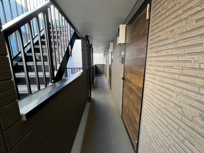 物件外観写真4　(エントランス部分)