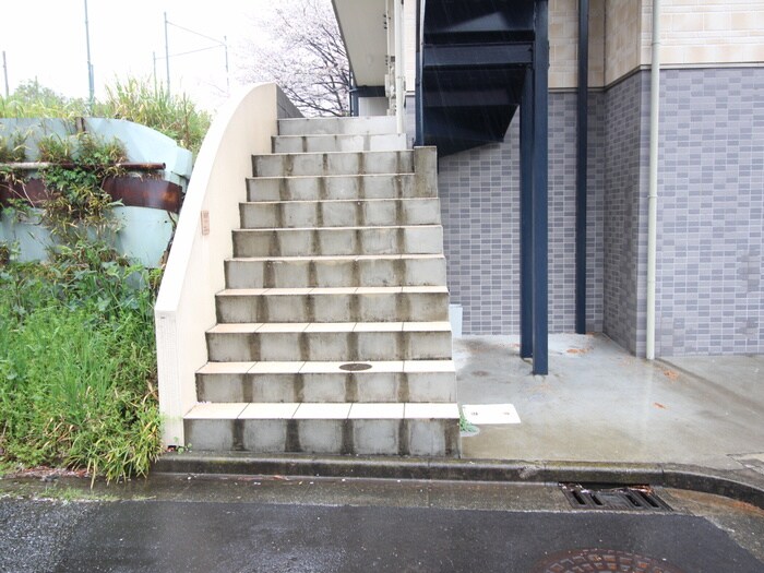 物件外観写真2　(エントランス部分)