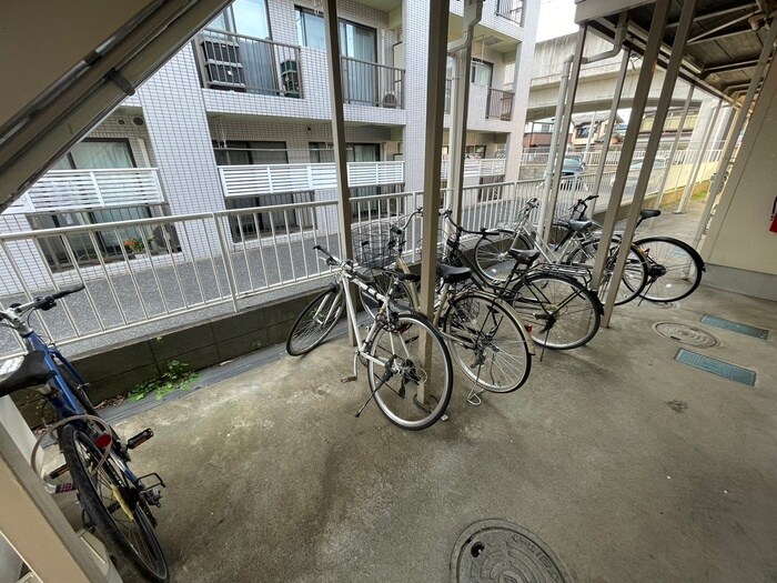 物件外観写真3　(駐輪場)