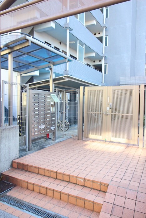 物件外観写真2　(エントランス部分)